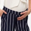 Bukser med almindelig pasform og mellemhøj talje