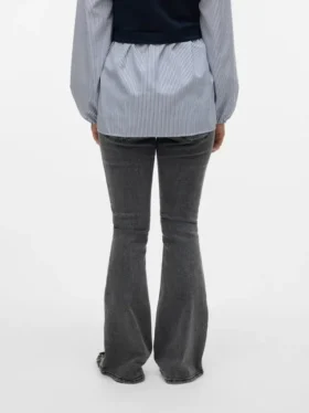 Jeans med almindelig pasform, mellemhøj talje og udvidede ben
