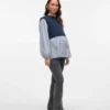 Jeans med almindelig pasform, mellemhøj talje og udvidede ben