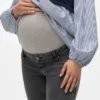 Jeans med almindelig pasform, mellemhøj talje og udvidede ben