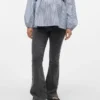 Jeans med almindelig pasform, mellemhøj talje og udvidede ben