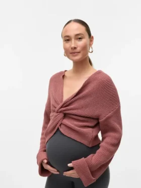 Regular fit, V-hals, opsmøgede manchetter, sænkede skuldre, pullover