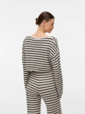 Strikbluse med rund hals og normal pasform