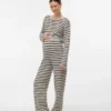 Strikbluse med rund hals og normal pasform