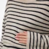 Strikbluse med rund hals og normal pasform