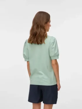 T-shirt med almindelig pasform, rund hals og ballonærmer