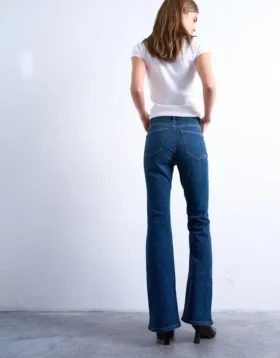 Tsjamie jeans med høj talje og udvidet ben